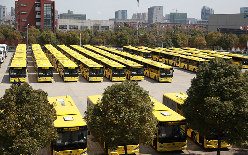 2015年，120臺SLK6109校車在申龍工廠整裝待發沙特市場。